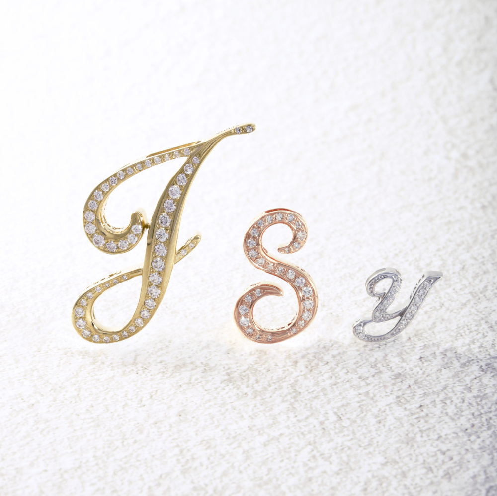 新品] ユキザキ アルファ イニシャルペンダントトップ【K】Sサイズ