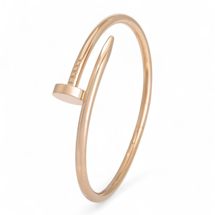 カルティエ バングル カルティエ〉の新作ブレスレットは、しなやかに腕に沿う繊細なデザイン